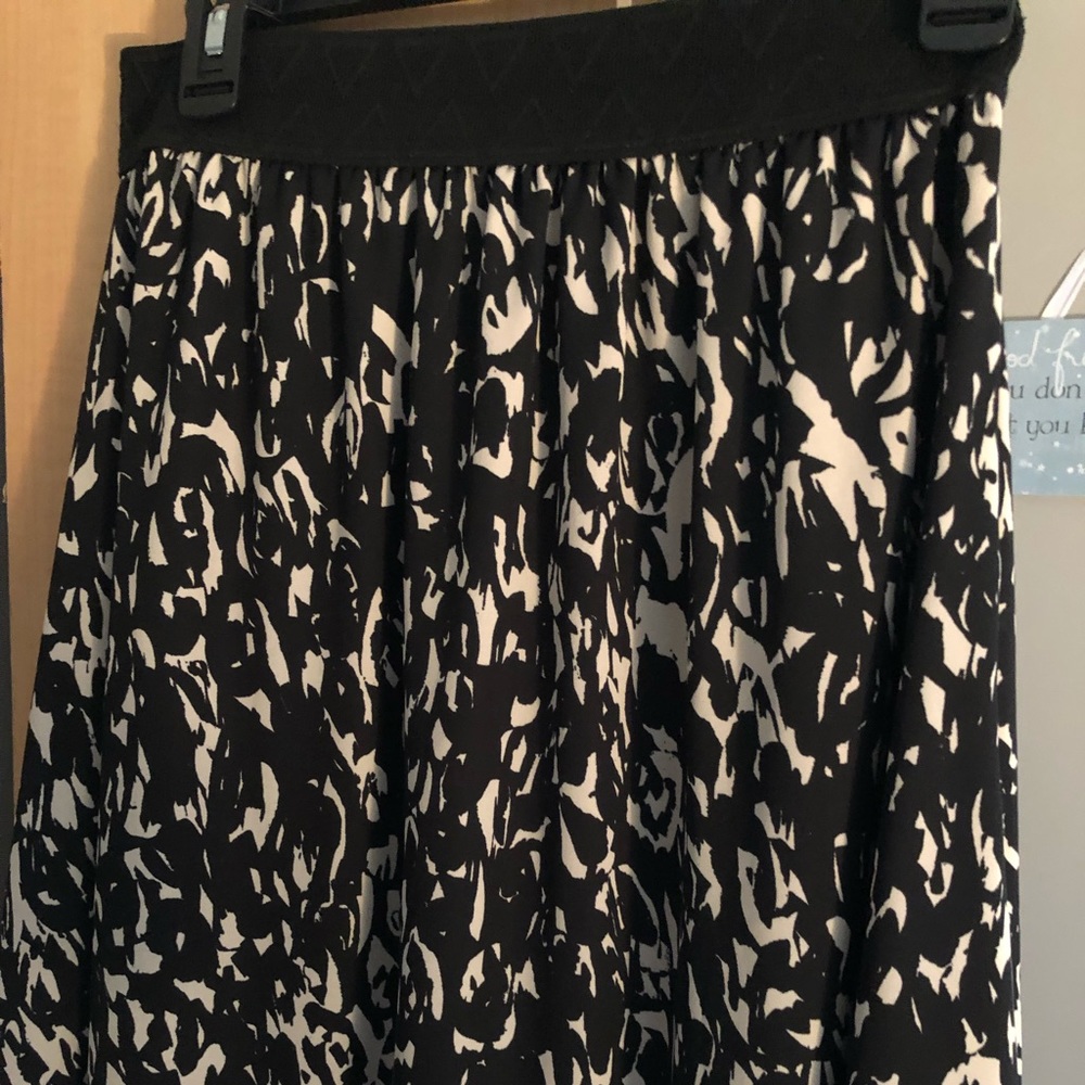 Skirt- mid length